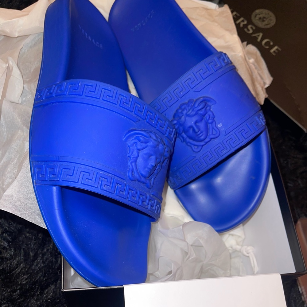 VESACE MEDUSA POOL SLIDES